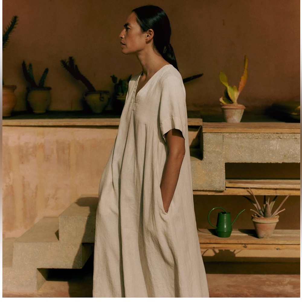 Boutique dress with side pockets. V neck pleated front